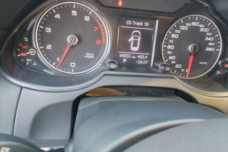 Used Audi Q5 2013 40 TFSI Ambition Odometer Close Up