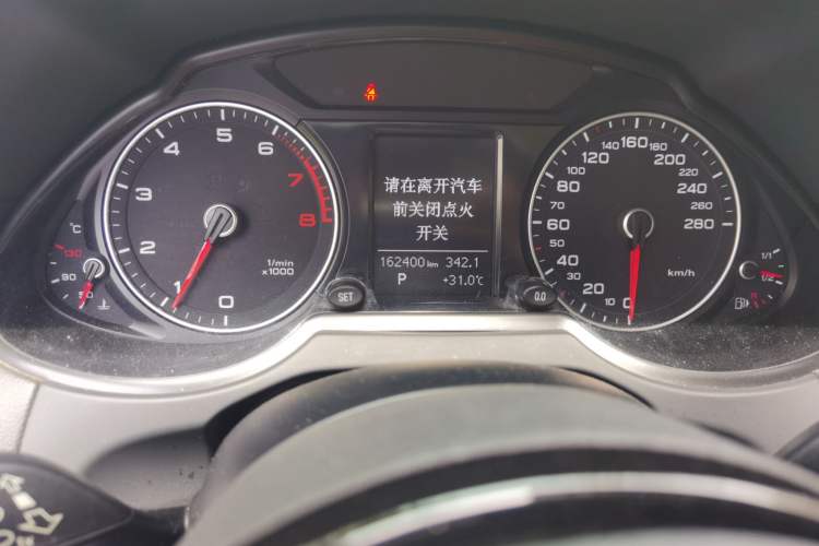 Used Audi Q5 2013 40 TFSI Ambition Odometer Close Up