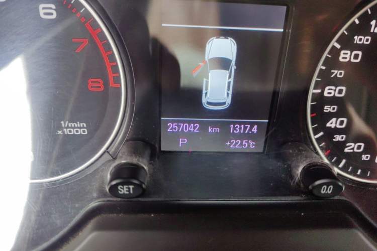 Used Audi Q5 2013 40 TFSI Technology Edition Odometer Close Up