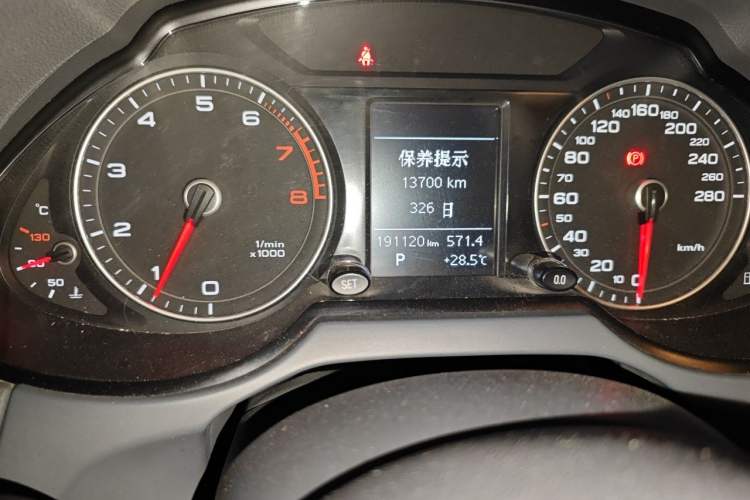Used Audi Q5 2013 40 TFSI Ambition Odometer Close Up