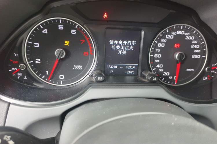 Used Audi Q5 2013 40 TFSI Comfort Edition Odometer Close Up