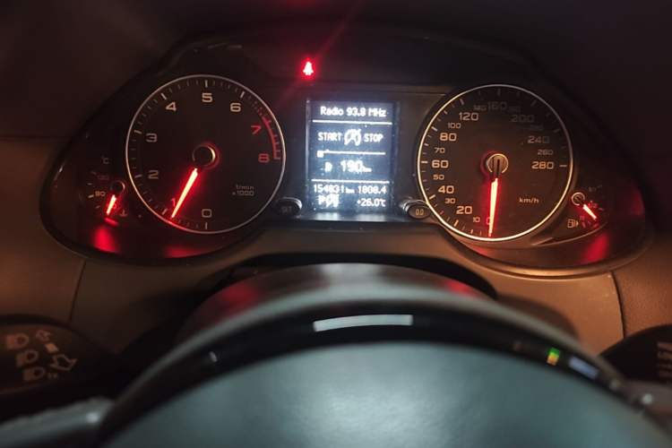 Used Audi Q5 2013 40 TFSI Ambition Odometer Close Up
