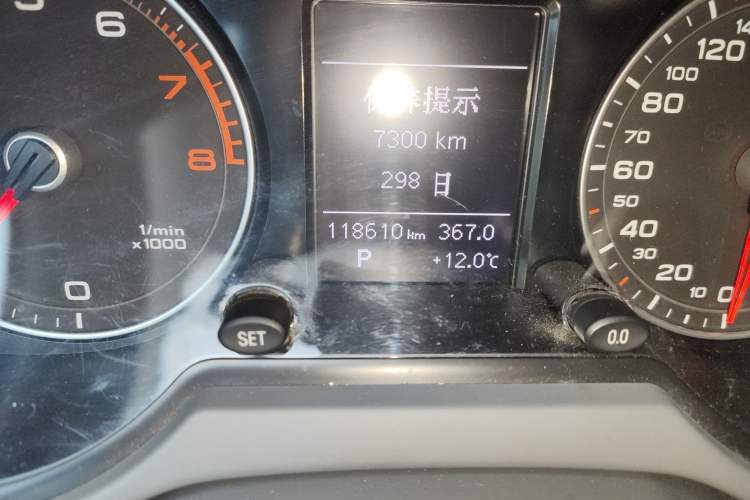 Used Audi Q5 2013 40 TFSI Ambition Odometer Close Up