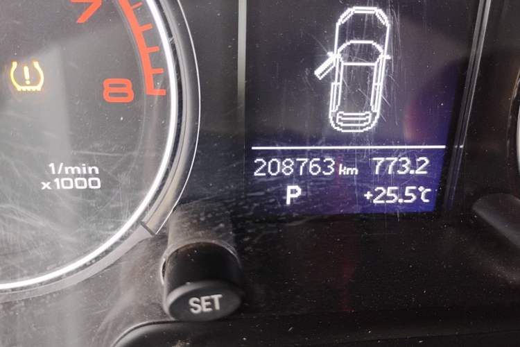 Used Audi Q5 2013 40 TFSI Technology Edition Odometer Close Up