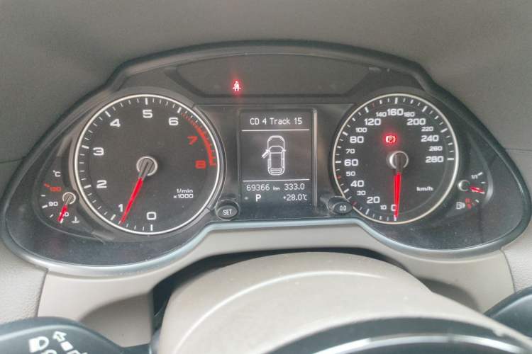 Used Audi Q5 2013 40 TFSI Technology Edition Odometer Close Up