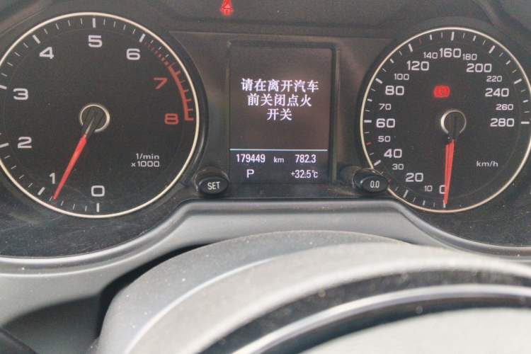 Used Audi Q5 2013 40 TFSI Comfort Edition Odometer Close Up