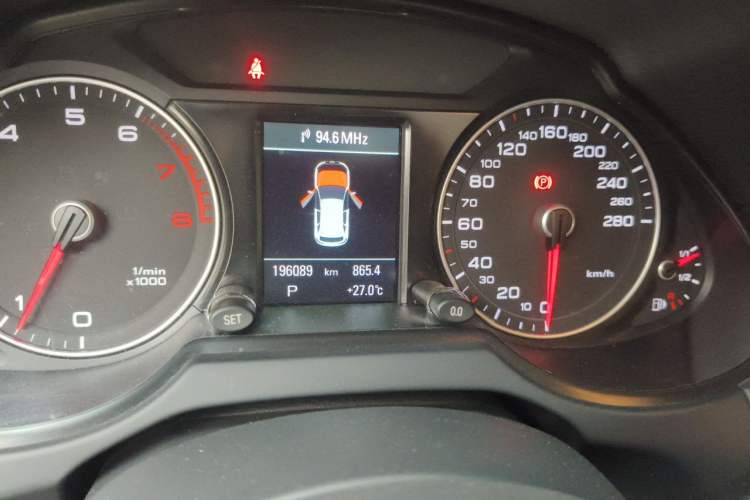 Used Audi Q5 2013 40 TFSI Comfort Edition Odometer Close Up