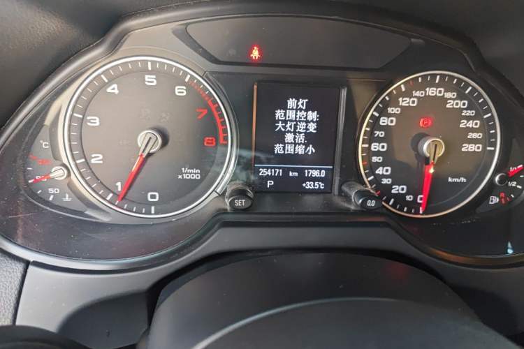 Used Audi Q5 2013 40 TFSI Comfort Edition Odometer Close Up