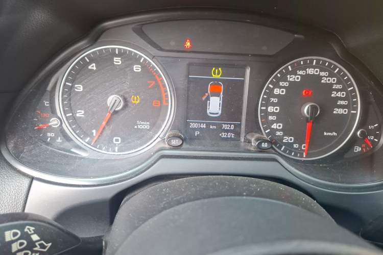 Used Audi Q5 2013 40 TFSI Comfort Edition Odometer Close Up