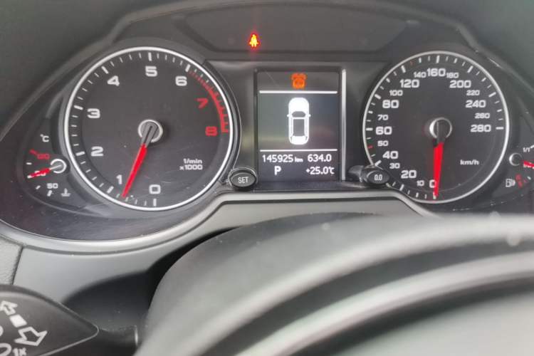 Used Audi Q5 2013 40 TFSI Ambition Odometer Close Up
