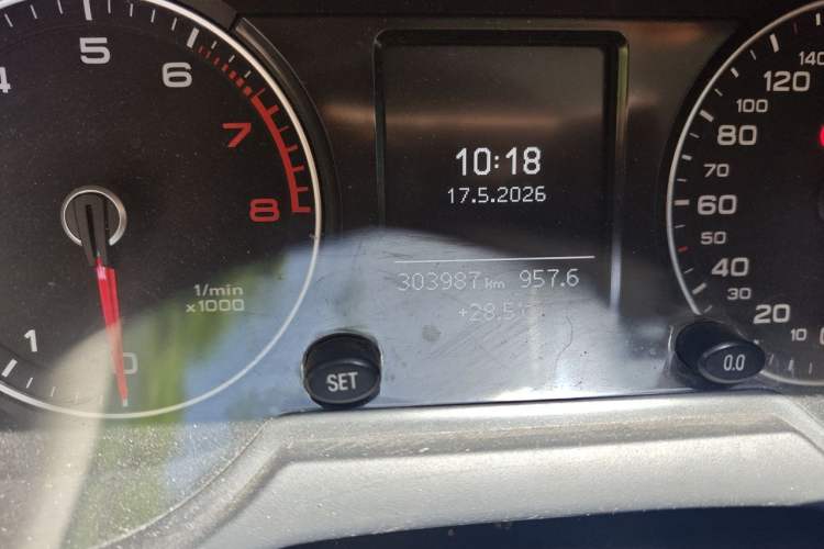 Used Audi Q5 2013 40 TFSI Technology Edition Odometer Close Up