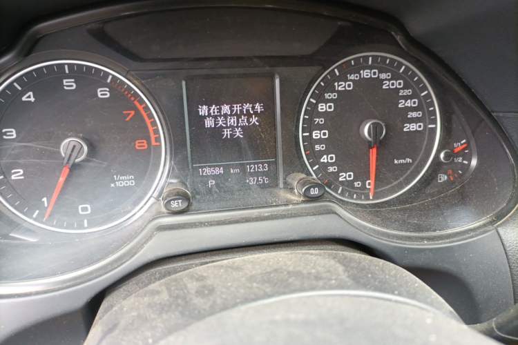 Used Audi Q5 2013 40 TFSI Comfort Edition Odometer Close Up