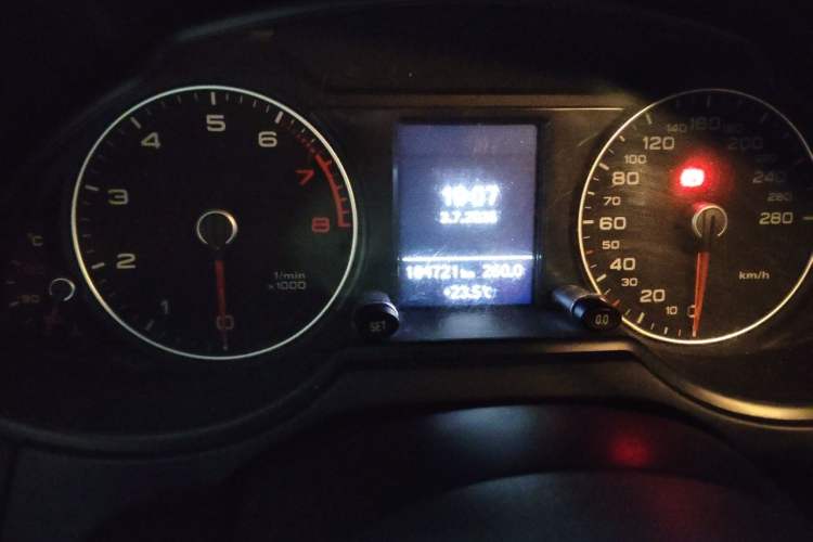 Used Audi Q5 2013 40 TFSI Technology Edition Odometer Close Up