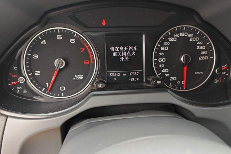 Used Audi Q5 2013 40 TFSI Comfort Edition Odometer Close Up