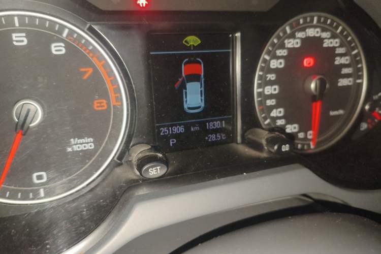 Used Audi Q5 2013 40 TFSI Comfort Edition Odometer Close Up