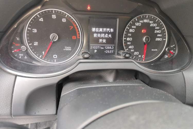 Used Audi Q5 2013 40 TFSI Technology Edition Odometer Close Up
