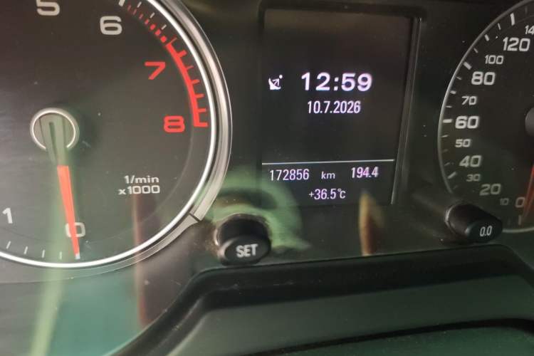Used Audi Q5 2013 40 TFSI Comfort Edition Odometer Close Up