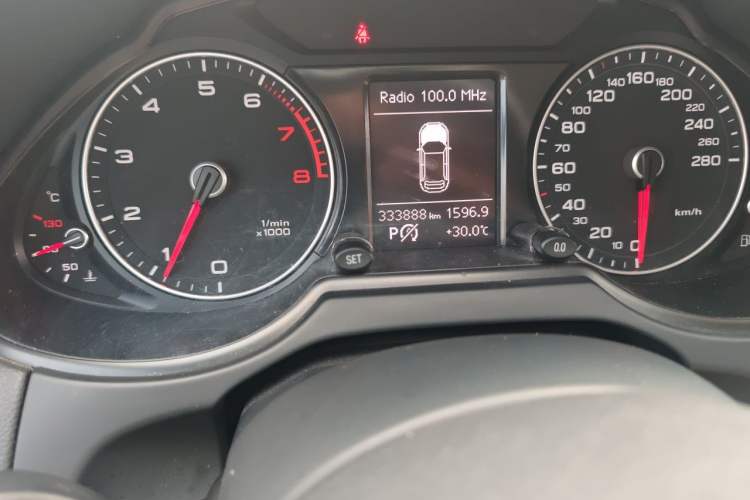 Used Audi Q5 2013 40 TFSI Technology Edition Odometer Close Up