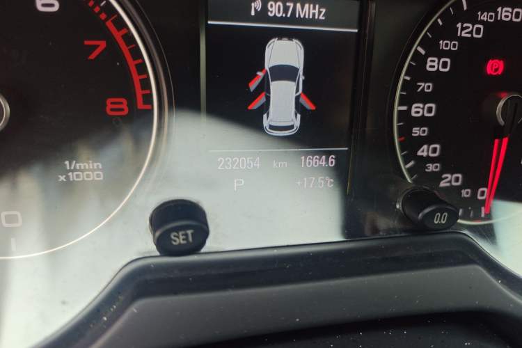 Used Audi Q5 2013 40 TFSI Comfort Edition Odometer Close Up
