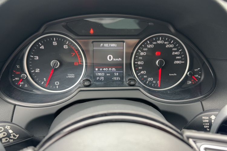 Used Audi Q5 2013 45 TFSI quattro off-road version Odometer Close Up