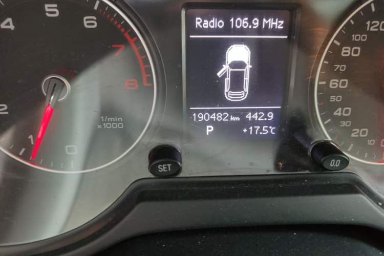 Used Audi Q5 2013 40 TFSI Technology Edition Odometer Close Up