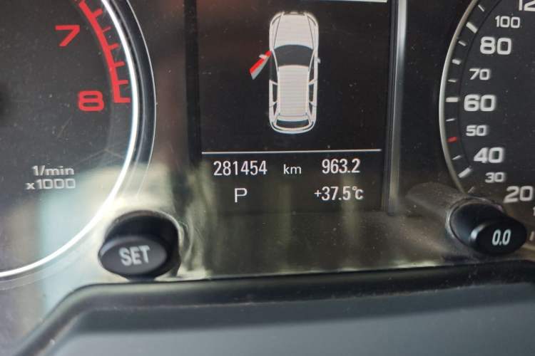 Used Audi Q5 2013 40 TFSI Comfort Edition Odometer Close Up