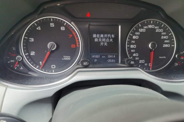 Used Audi Q5 2013 40 TFSI Comfort Edition Odometer Close Up