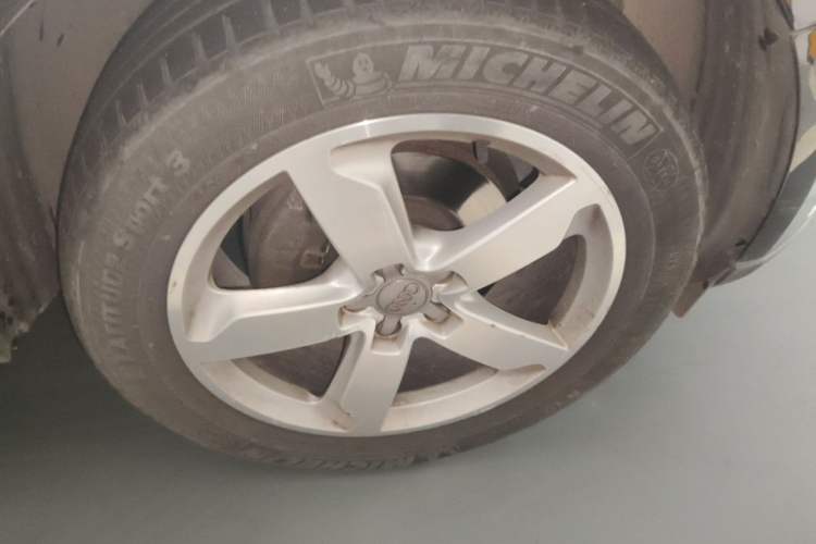 Used Audi Q5 2013 40 TFSI Comfort Edition Right Front Wheel Hub