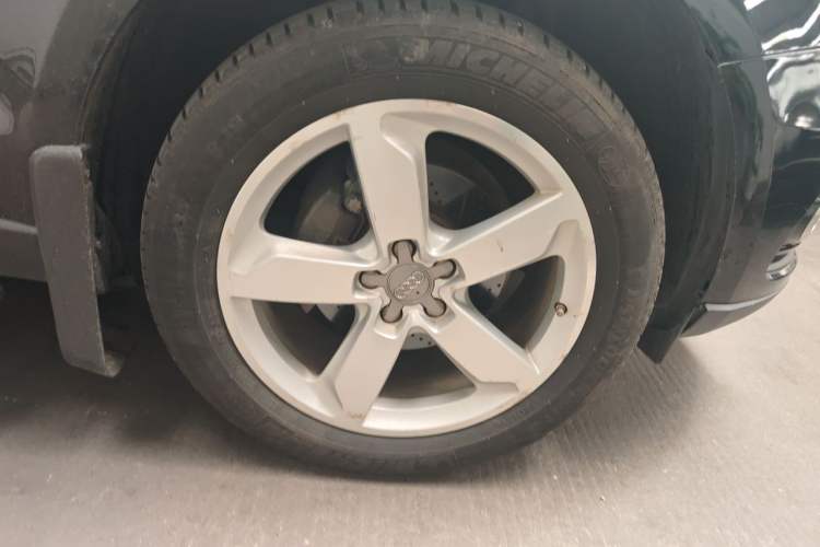 Used Audi Q5 2013 40 TFSI Comfort Edition Right Front Wheel Hub