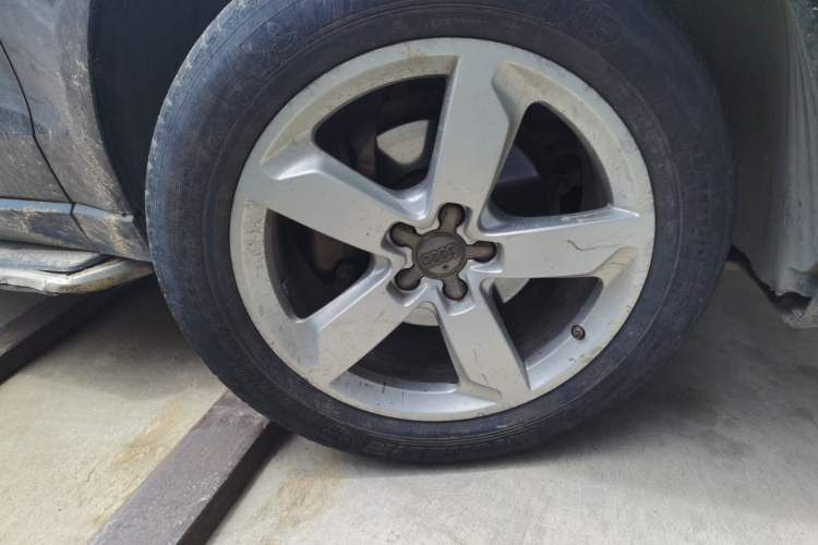 Used Audi Q5 2013 40 TFSI Comfort Edition Right Front Wheel Hub
