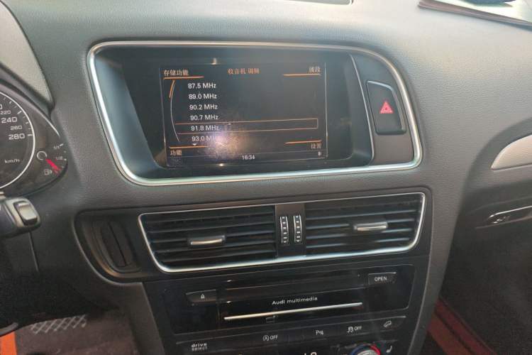 Used Audi Q5 2013 45 TFSI quattro Sport Edition Audio And AC Panel