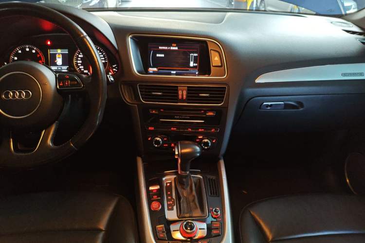 Used Audi Q5 2013 45 TFSI quattro Sport Edition Audio And AC Panel