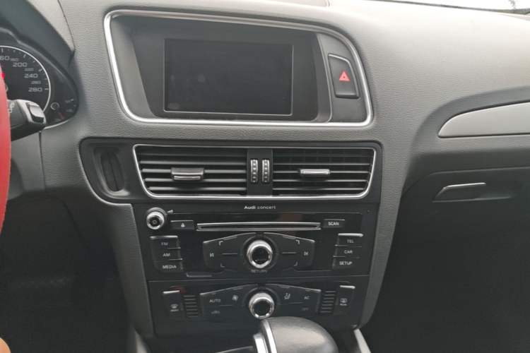 Used Audi Q5 2013 40 TFSI Ambition Audio And AC Panel