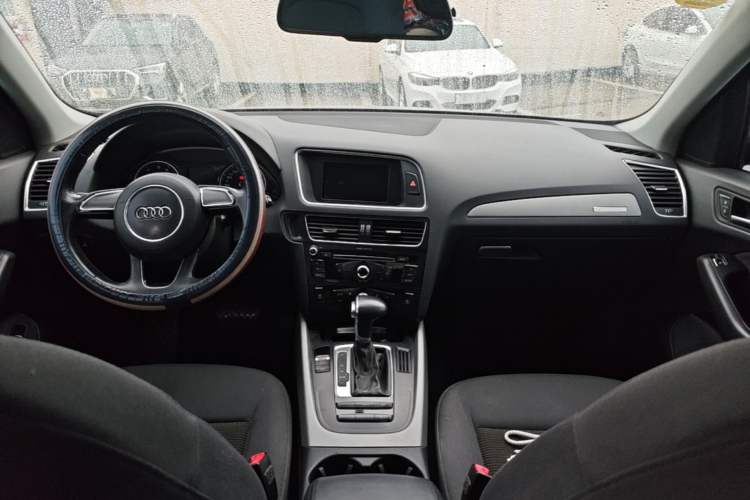 Used Audi Q5 2013 40 TFSI Ambition Center Console