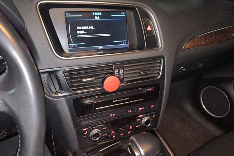 Used Audi Q5 2013 40 TFSI Technology Edition Audio And AC Panel