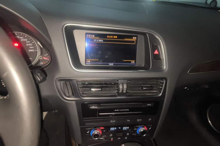 Used Audi Q5 2013 40 TFSI Comfort Edition Audio And AC Panel