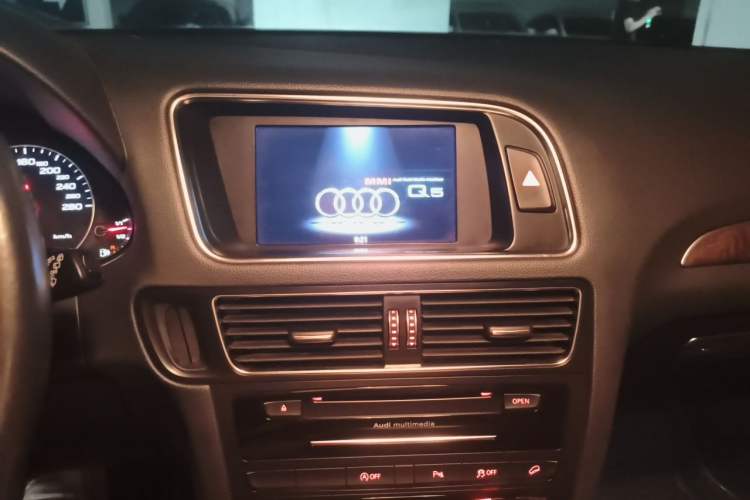Used Audi Q5 2013 40 TFSI Comfort Edition Audio And AC Panel