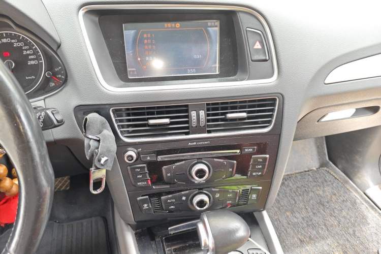 Used Audi Q5 2013 40 TFSI Ambition Audio And AC Panel