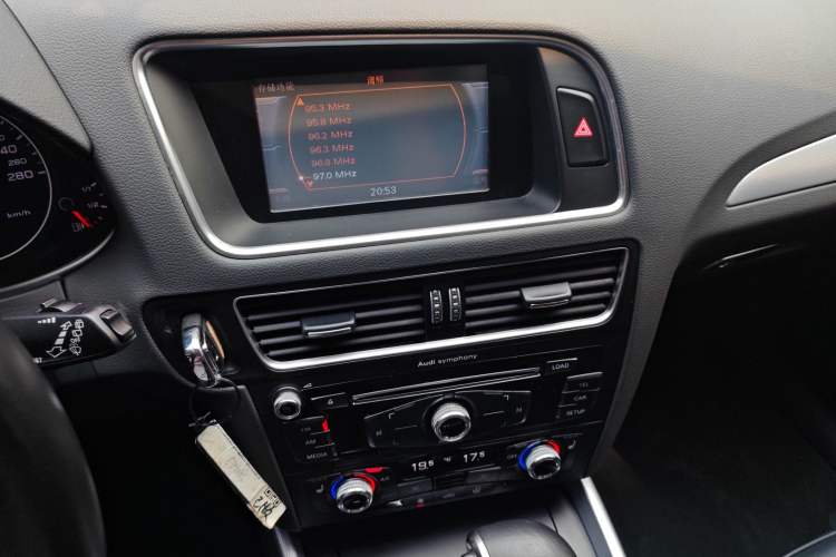 Used Audi Q5 2013 40 TFSI Technology Edition Audio And AC Panel
