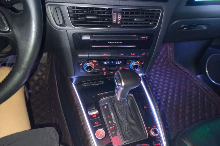 Used Audi Q5 2013 40 TFSI Comfort Edition Audio And AC Panel