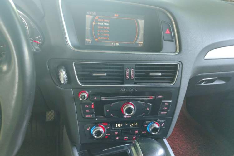Used Audi Q5 2013 40 TFSI Technology Edition Audio And AC Panel