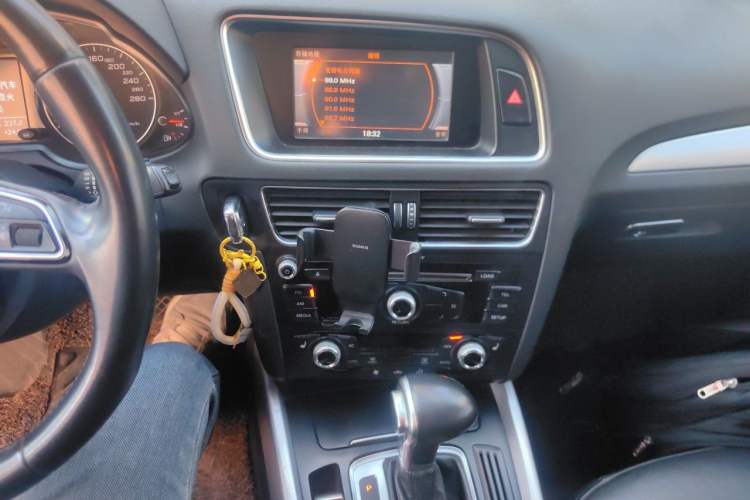 Used Audi Q5 2013 40 TFSI Technology Edition Audio And AC Panel