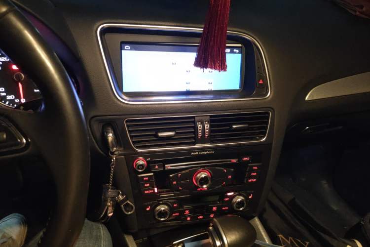 Used Audi Q5 2013 40 TFSI Technology Edition Audio And AC Panel