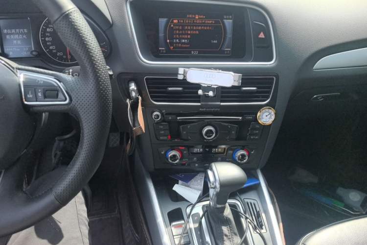 Used Audi Q5 2013 40 TFSI Technology Edition Audio And AC Panel