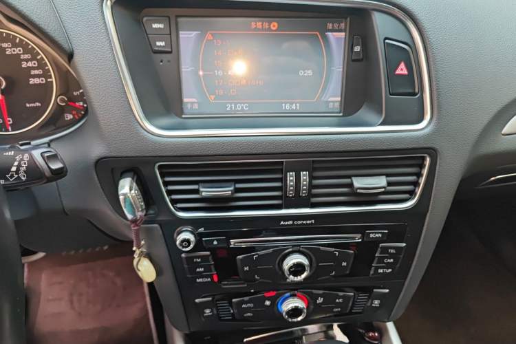 Used Audi Q5 2013 40 TFSI Ambition Audio And AC Panel