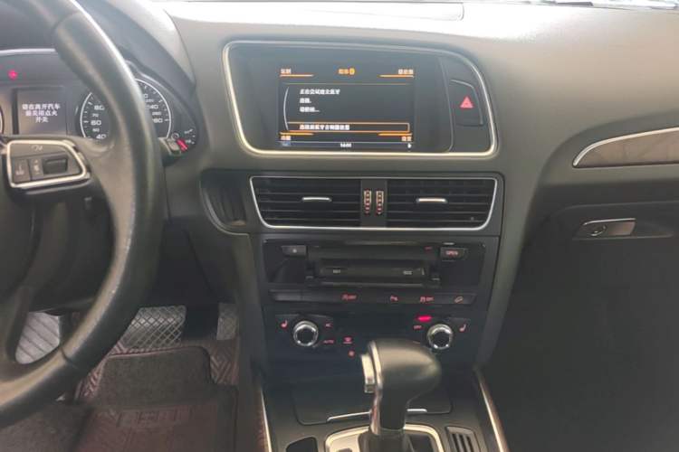 Used Audi Q5 2013 40 TFSI Comfort Edition Audio And AC Panel