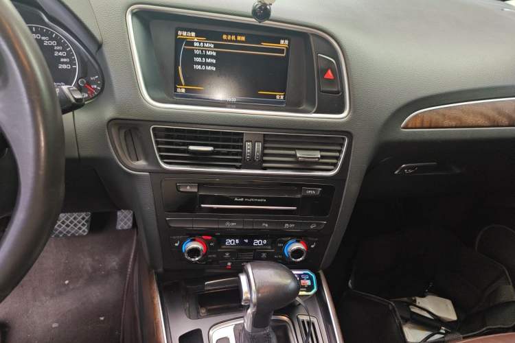 Used Audi Q5 2013 40 TFSI Comfort Edition Audio And AC Panel