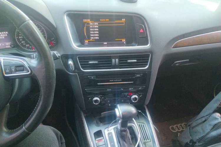 Used Audi Q5 2013 40 TFSI Comfort Edition Audio And AC Panel