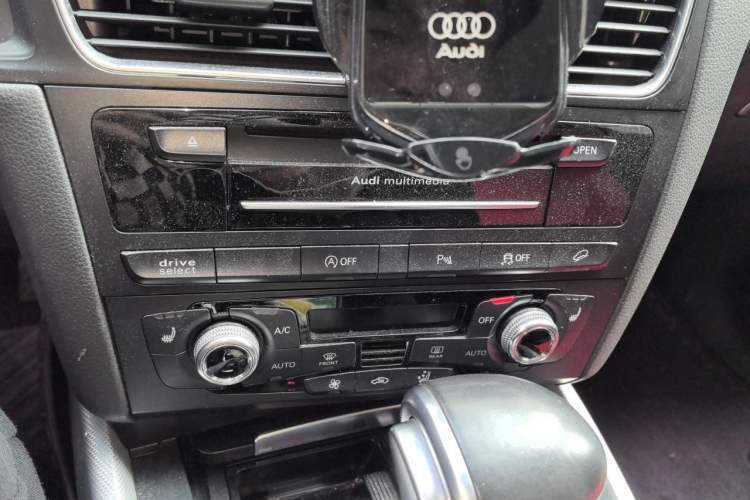 Used Audi Q5 2013 45 TFSI quattro Sport Edition Audio And AC Panel