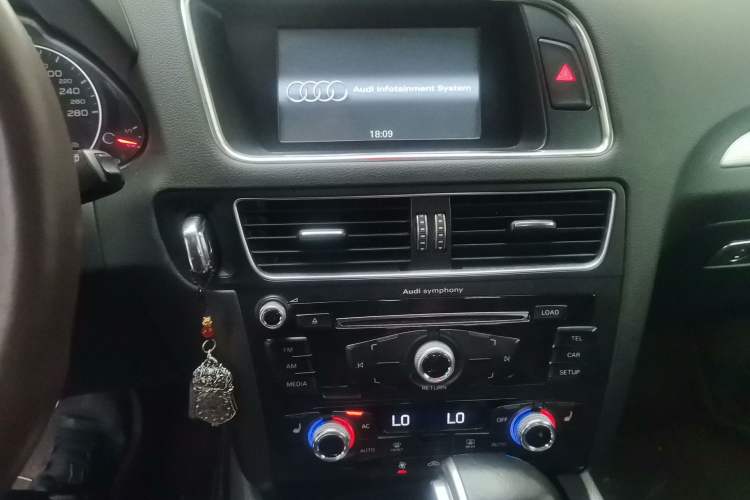 Used Audi Q5 2013 40 TFSI Technology Edition Audio And AC Panel